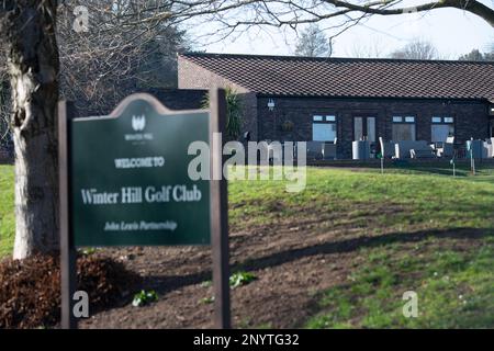 Cookham, Berkshire, Großbritannien. 2. März 2023. Der Winter Hill Golf Club, der der John Lewis Partnership gehört, wird als Angebot zur Kosteneinsparung verkauft. Nur ein Fünftel der Mitglieder ist derzeit John Lewis Mitarbeiter oder Mitarbeiter im Ruhestand. Der Golfplatz wird Ende April geschlossen. Der Maidenhead Golf Club soll im Vorfeld Gespräche über den Umzug in den Winter Hill Golf Club führen. Cala Homes bittet um eine Baugenehmigung für mehr als 2.500 Häuser auf dem Maidenhead Golfplatz in der Nähe des Bahnhofs Maidenhead. Kredit: Maureen McLean/Alamy Live News Stockfoto