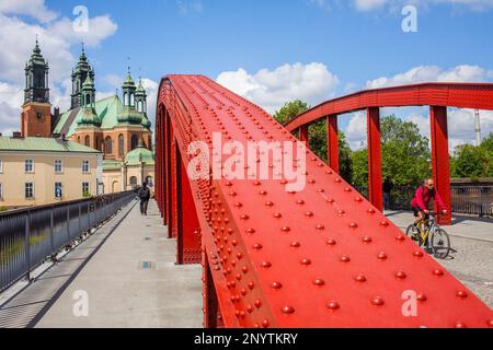 Zugangsbrücke auf die Insel Ostrow Tumski, im Hintergrund die Kathedrale, Poznan, Polen. Stockfoto