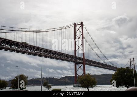 LISSABON, PORTUGAL - Brücke vom 20. OKTOBER, 2022 25. April Stockfoto