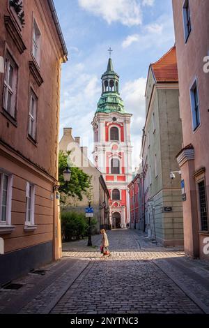 Klasztorna Str., im Hintergrund Post Jesuitenkolleg, Poznan, Polen. Stockfoto