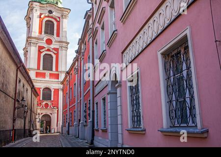 Klasztorna Str., im Hintergrund Post Jesuitenkolleg, Poznan, Polen. Stockfoto