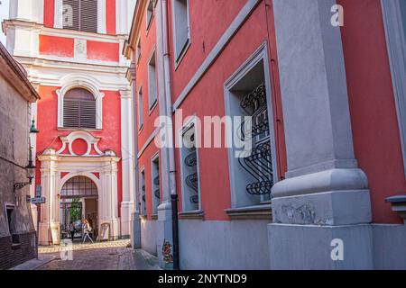 Klasztorna Str., im Hintergrund Post Jesuitenkolleg, Poznan, Polen. Stockfoto