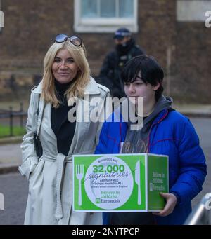 London, England, Großbritannien. 2. März 2023. Schauspielerin und Botschafterin von Barnardo, MICHELLE COLLINS, reicht die Petition an die Downing Street 10, wo sie kostenlose Schulmahlzeiten für alle Grundschulkinder in Großbritannien fordert. (Kreditbild: © Tayfun Salci/ZUMA Press Wire) NUR REDAKTIONELLE VERWENDUNG! Nicht für den kommerziellen GEBRAUCH! Stockfoto