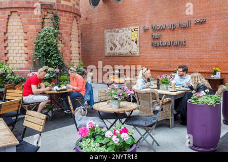 Aus Tür Café alte Brauerei, Stary Browar moderne shopping Center, Poznan, Großpolen, Polen, Europa. Stockfoto