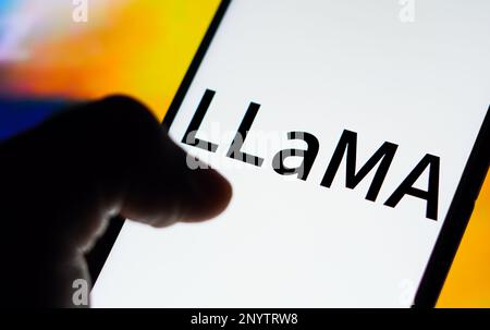 In dieser Fotoabbildung wird das Lama-Logo (Large Language Model Meta AI) auf einem Smartphone angezeigt. Stockfoto