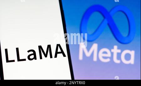 In dieser Fotoabbildung wird das Lama-Logo (Large Language Model Meta AI) auf einem Smartphone und das Meta Platforms-Logo im Hintergrund angezeigt. Stockfoto