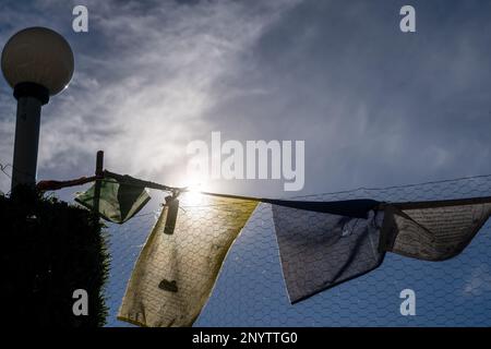 Religiöse bunten Gebete Flaggen alt und zerrissen, die sich im Wind bewegen und eine bhuddistengebete-Beschwörung zeigen, die in Bergstationen in Himachal üblich ist Stockfoto