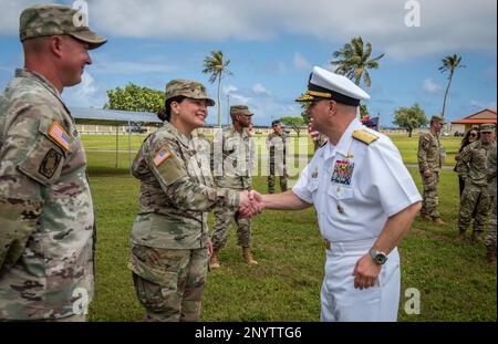 YIGO, Guam (10. Februar 2023) - Soldaten der 1224. Engineer Support Company (ESC) der Guam Army National Guard, bestehend aus der Einheit Task Force Phalanx, Und Soldaten der Guam Army National Guard Element, 1-294. Infanterie-Bataillon, H-Kompanie, 1224. Engineer Support Company und die medizinische Einheit der Guam Army National Guard, Der die Einheit Task Force Sindalu umfasst, nahm am 7. Februar an einer Zeremonie zur Übertragung der Autorität auf dem Luftwaffenstützpunkt Andersen Guam in Yigo Teil. Task Force Sindalu übernahm offiziell die Mission von Task Force Phalanx, die Sicherheitseinsätze zur Unterstützung von T bereitstellt Stockfoto