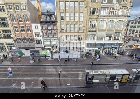 Eine Stadt mit Menschen, die auf der Straße gehen und Gebäude im Hintergrund, aus einer Luftdrohnen-Kameraansicht Stockfoto