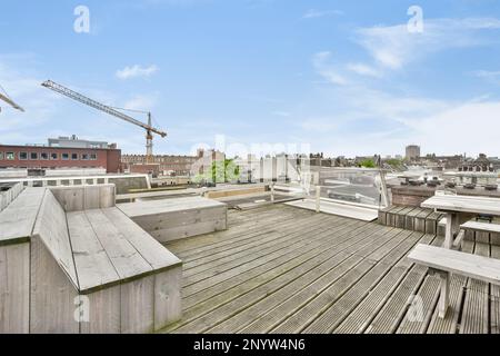 Das Dach eines Apartmentgebäudes in brooklyn, New york, mit blauem Himmel und Baukränen im obersten Stockwerk Stockfoto