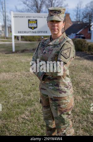 Kentucky Army National Guard Sgt. 1. Klasse Lori Lawson, Mitglied der Bravo Company, Rekrutierungs- und Retentionsbataillon, posiert für ein Foto im Hauptquartier der Kentucky Army National Guard Recruiting and Retention in Frankfort, Kentucky, am 15. Februar 2023. Lawson gewann im Geschäftsjahr 2022 den „Recruiter of the Year“ für den Staat und die Region. Stockfoto