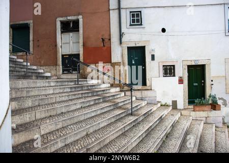 LISSABON, PORTUGAL - 21. OKTOBER, 2022 Schritte im Alpharma-Viertel Stockfoto