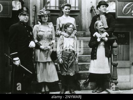 Amerikanische Schauspieler (Back) Dorothy McGuire, James Dunn, (Front) Lloyd Nolan, Joan Blondell, Ted Donaldson, Peggy Ann Garner aus dem Film A Tree Grows in Brooklyn, USA 1945 Stockfoto