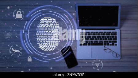 Fingerabdruck-Identifikation. Moderner Laptop, Smartphone und Brille auf Holztisch, flach liegend Stockfoto