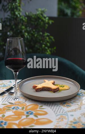 Rindertartare mit Pilzen, Trüffel und Kapern auf einem Teller. Serviert im Restaurant. Stockfoto