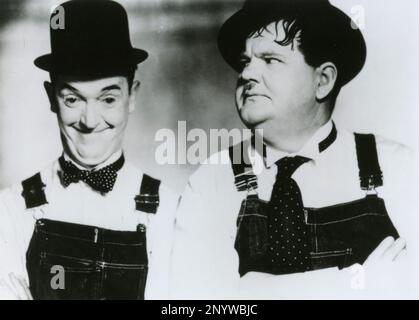 Der englische Schauspieler Stan Laurel und der amerikanische Schauspieler Oliver Hardy im Film "Busy Bodies", USA 1933 Stockfoto
