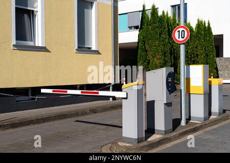 Barriere blockiert die Straße zum kostenpflichtigen Parkplatz. Parkzahlungssystem. Stockfoto