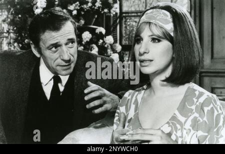 Der französische Schauspieler Yves Montand und die Schauspielerin Barbra Streisand im Film „an einem klaren Tag kannst du Forever, USA 1970, sehen Stockfoto