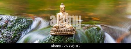 Buddha-Skulptur in fließender Wasserkaskade Stockfoto