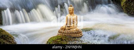 Buddha-Skulptur in fließender Wasserkaskade Stockfoto