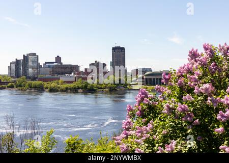 Ottawa, Kanada - 18. Mai 2022: Stadtblick in der Frühlingssaison. Portage Bridge zwischen Ottawa, Ontario und Gatineau, Quebec in Kanada. Stockfoto