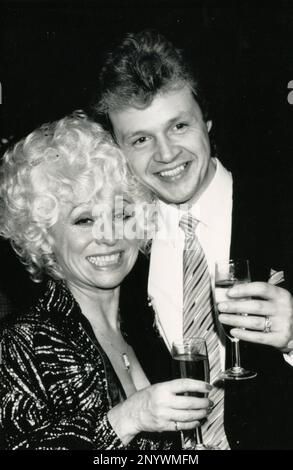 Die englische Schauspielerin Barbara Windsor mit ihrem Freund Stephen Hollings, UK 1988 Stockfoto