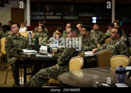 Soldaten der 16. Nachhaltigkeits-Brigade und der 18. Militärpolizeibrigade hören während des ersten Wartungssymposiums im Armstrong Club auf dem Vogelweh Militärkomplex am 15. Februar verschiedene Themen im Zusammenhang mit der Instandhaltung zu. Das Symposium versammelte Mitglieder der US Army Europe and Africa, des 21. Theater Sustainment Command und seiner Untereinheiten, um die Instandhaltung in einem offenen Forum zu erörtern. Stockfoto