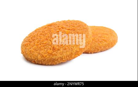 Ungekochte panierte Schnitzel auf weißem Hintergrund. Frisch gefrorenes Halbfertigprodukt Stockfoto