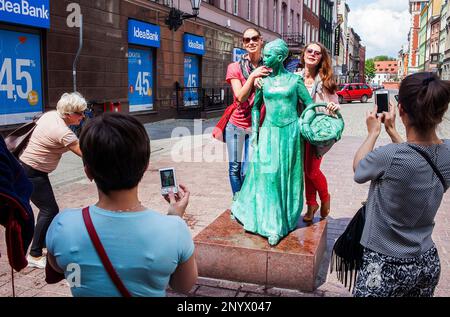 Touristen, Skulptur in Krol Jadwigi Straße, Torun, Polen. Stockfoto