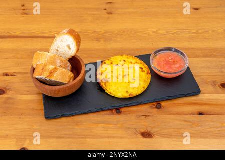 Eine köstliche und typische spanische Tortilla Tapa mit geriebenen Tomaten und frischen Brotstücken Stockfoto