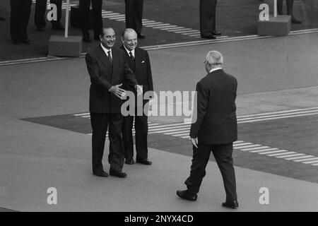 G7-Gipfel, Ankunft der Staats- und Regierungschefs am Terreaux-Platz begrüßt der französische Präsident Jacques Chirac den deutschen Kanzler Helmut Kohl in Lyon, Frankreich Stockfoto