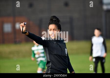 Junger Fußballrichter, verantwortlich für das Juniorfußballspiel Großbritannien 2022 Stockfoto