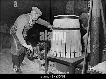 Fass-Hersteller Joseph Gill arbeitet bei Thomas Trevis Smith in Cradley Heath 1974 Stockfoto