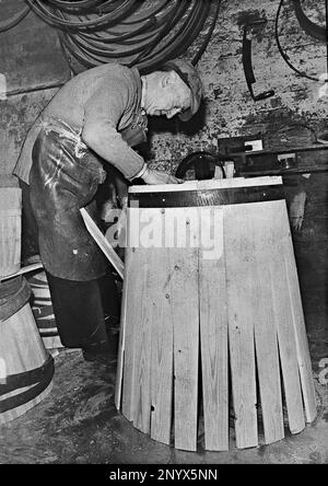 Fass-Hersteller Joseph Gill arbeitet bei Thomas Trevis Smith in Cradley Heath 1974 Stockfoto