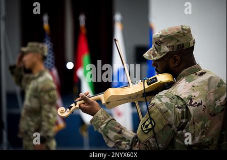 USA Army Sgt. 1. Klasse Myles Moore, dem 4. Bataillon 3. Air Defense Artillery Regiment (4-3 ADA) zugeteilt, führt die USA auf Nationalhymne über die Geige während der 4-3. ADA-Übertragung der Autorität am 26. Januar 2023. Die 4-3. ADA übertrug die Verantwortung für die MIM-104-Raketensysteme der Patriot-Gruppe bei Al Dhafra ab auf das 2. Bataillon 43. Air Defense Artillery Regiment, bevor sie zur Garnison in Ft. Silber, Oklahoma. Stockfoto