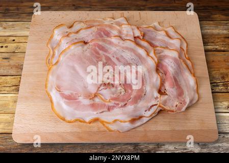 Porchetta, gebratene Schweinescheiben auf hölzernem Schneidebrett, auf Holzbrett geschnitten, mit Schneideweg Stockfoto