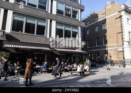 Cecconi's, klassisches, modernes italienisches Restaurant, an den Burlington Gardens im glamourösen Londoner Stadtteil Mayfair, England, gelegen Stockfoto