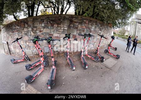 Eine Gruppe von VOI e Rollern auf einer Bristol Street in Großbritannien. Die Roller stehen der Öffentlichkeit in der Stadt zur Verfügung. Eine CO2-neutrale Option. Stockfoto