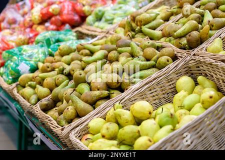 Reife Birnen auf der Theke im Supermarkt, Bauernmarkt. Frisches Essen. Selektiver Fokus Stockfoto