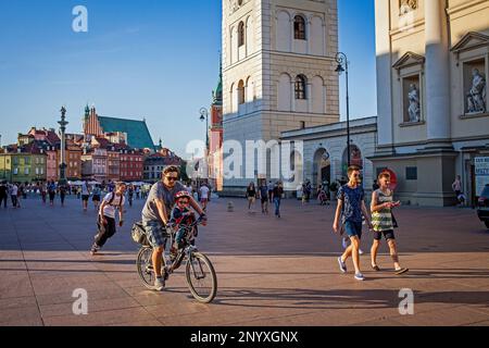 Straßenszene am Plac Zamkowy Square, Warschau, Polen Stockfoto