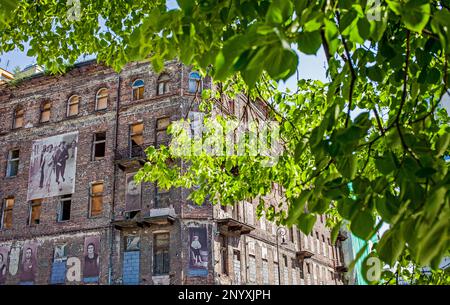 Einer der letzten verbliebenen Häuser des Warschauer Ghettos am Plac Grzybowski Platz und entlang der Ulica Prozna Straße, Warschau Polen Stockfoto