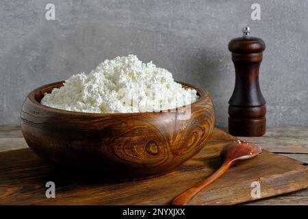 Holzschüssel mit hausgemachtem Hüttenkäse Stockfoto