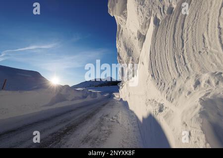 Snowbanks stürmt über eine Straße in Mammoth Lakes, CA, nachdem Stürme über 10 Meter Schnee in der Stadt Sierra Nevada abgeladen hatten. Stockfoto