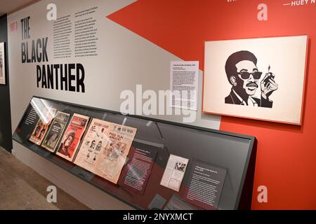 New York, USA. 02. März 2023. Werke von Emory Douglas, die in der Zeitung Black Panther von Poster House's New Spring 2023 Exhibition, „Black Power to Black People“, zu sehen sind, werden am 2. März 2023 in New York, New York, New York, NY, vorgestellt. Poster House präsentiert zwei Hauptausstellungen für die Frühlingssaison: „Black Power to Black People: Branding the Black Panther Party“ und „Made in Japan: Poster Art des 20. Jahrhunderts“. (Foto? Von Efren Landaos/Sipa USA) Kredit: SIPA USA/Alamy Live News Stockfoto