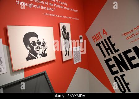 New York, USA. 02. März 2023. Werke von Emory Douglas, die in der Zeitung Black Panther von Poster House's New Spring 2023 Exhibition, „Black Power to Black People“, zu sehen sind, werden am 2. März 2023 in New York, New York, New York, NY, vorgestellt. Poster House präsentiert zwei Hauptausstellungen für die Frühlingssaison: „Black Power to Black People: Branding the Black Panther Party“ und „Made in Japan: Poster Art des 20. Jahrhunderts“. (Foto? Von Efren Landaos/Sipa USA) Kredit: SIPA USA/Alamy Live News Stockfoto