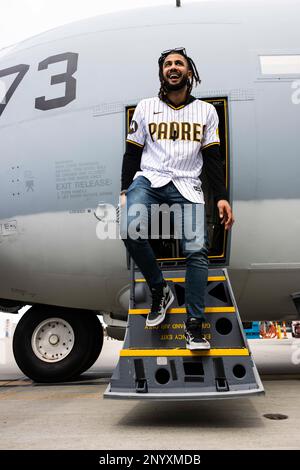 San Diego Padres Shortstop Fernando Tatis Jr. verlässt einen KC-130J Super Hercules mit Marine Aerial Tanker Transport Squadron (VMGR) 352, Marine Aircraft Group 11, 3. Marine Aircraft Wing (MAW), auf Marine Corps Air Station Miramar, Kalifornien, 3. Februar 2023. Die Padres-Spieler kamen, um den Marines und Matrosen für ihre Hingabe und ihren Service zu danken und mehr über das KC-130J Super Hercules-Flugzeug zu erfahren. Marines mit 3. MAW nutzten die Gelegenheit, sich die Hand zu schütteln, Fotos zu machen und Autogramme von den großen Baseballspielern der Liga zu erhalten. Stockfoto