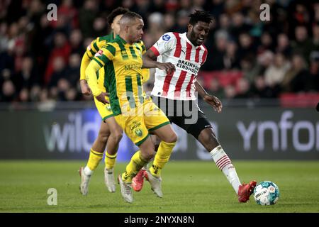 DOETINCHEM - 02/03/2023, EINDHOVEN - (lr) Gregor Breinburg von ADO Den Haag, Ibrahim Sangare von PSV Eindhoven während des Viertelfinals des TOTO KNVB-Cup-Spiels zwischen PSV Eindhoven und ADO Den Haag im Phillips Stadion am 2. Februar 2023 in Eindhoven, Niederlande. ANP JEROEN PUTMANS Stockfoto