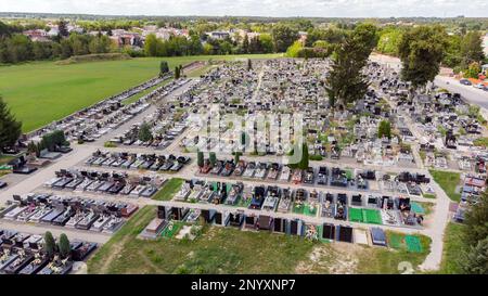 Kleiner Stadtfriedhof, Friedhof aus der Vogelperspektive, Drohnenschuss, Flug über eine große Anzahl von Gräbern. Osteuropäischer Friedhof, von oben gesehen, grabstätte pla Stockfoto