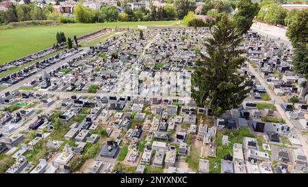 Kleiner Stadtfriedhof, Friedhof aus der Vogelperspektive, Drohnenschuss, Flug über eine große Anzahl von Gräbern. Osteuropäischer Friedhof, von oben gesehen, grabstätte pla Stockfoto