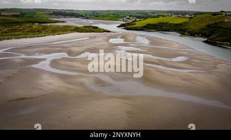 Inchydoney Beach im Süden Irlands an einem bewölkten Sommertag, Draufsicht. Küstenlandschaft. Der berühmte irische Sandstrand. Die Küste. Stockfoto